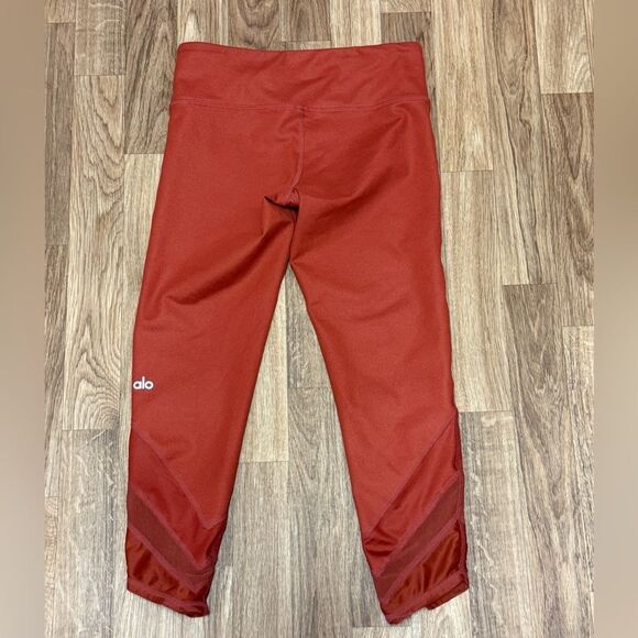 Alo Yoga Mesh Panel Capri Leggings - Picture 3 of 4